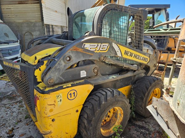 Foto de MINI CARREGADEIRA NEW HOLLAND L218, ANO 2013.