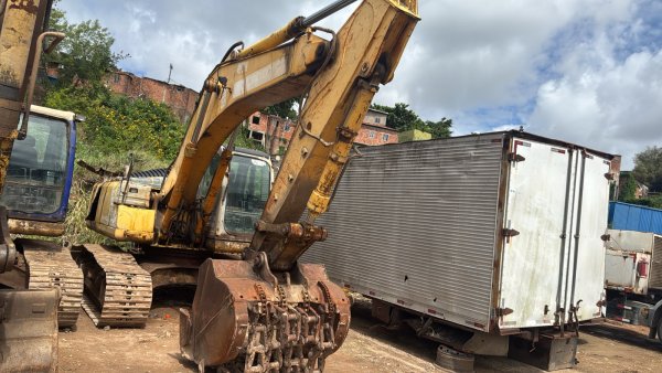 Foto de ESCAVADEIRA HIDRÁULICA NEW HOLLAND B215B, COR BRANCA, ANO 2011, Nº DE CHASSI HBZN215BVBAA00032 - EH52.